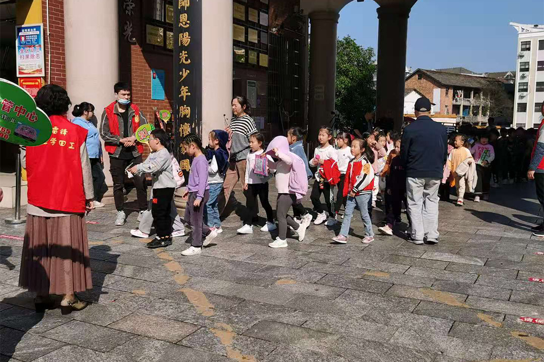 常德愛思特公益行，為小學(xué)生安全保駕護(hù)航