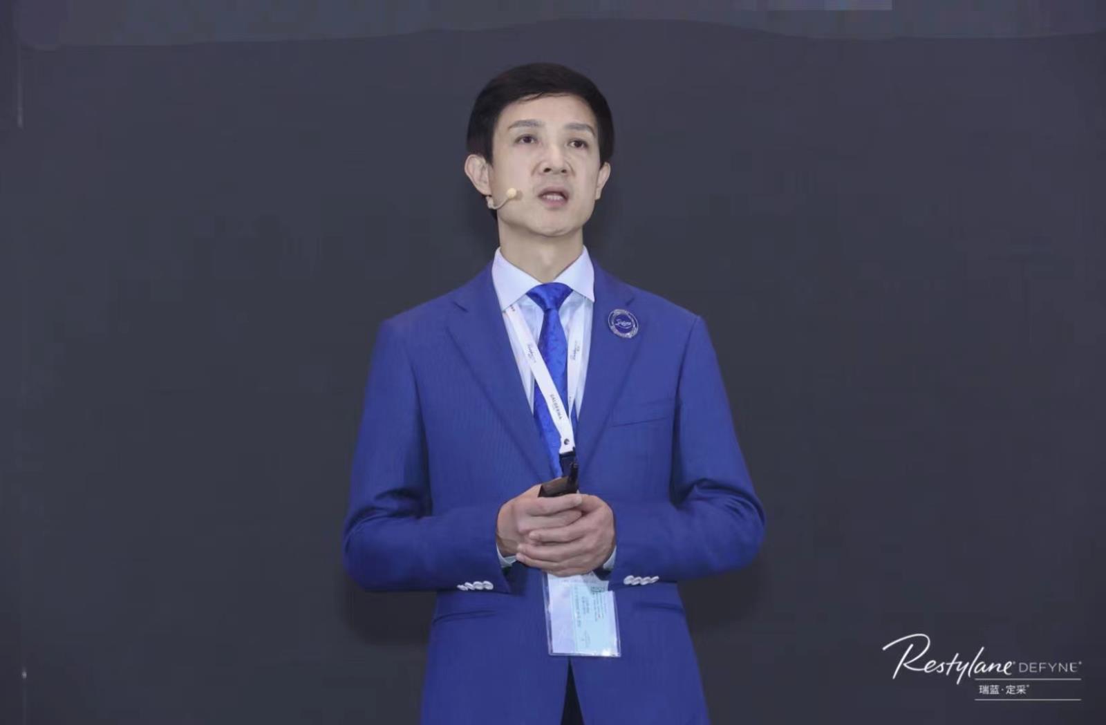 權(quán)威醫(yī)生在身邊——愛思特集團(tuán)學(xué)科帶頭人李勤教授出席會(huì)議，人民日?qǐng)?bào)、鳳凰財(cái)經(jīng)、時(shí)尚芭莎等先后報(bào)道，盡顯教授專業(yè)權(quán)威